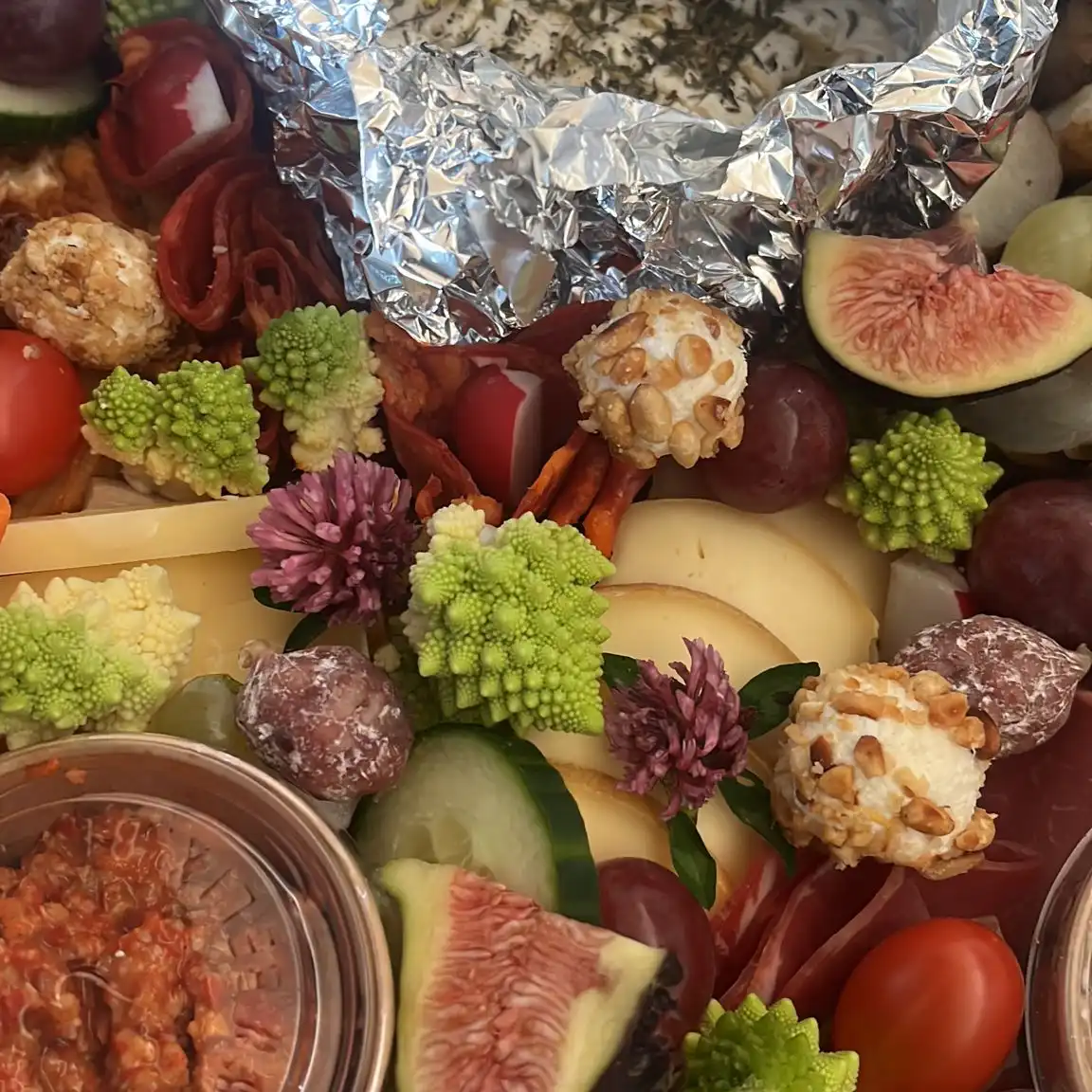 <p>Composé de *</p><ul><li>Camembert saveur thym et truffe accompagné de topinambours *</li><li>Fromage à pâte dure ou molle</li><li>Charcuteries</li><li>dips ( Houmous au goût du jour)</li><li>Cake salé/Quiche</li><li>Fruits et légumes de saison</li><li>Boules au parmesan</li><li>Pain de 400gr et crackers</li></ul><p>*à mettre au four chez vous pendant 20 min à 200°</p><p>*présence de topinambours en fonction de la disponibilité chez le commerçant</p>