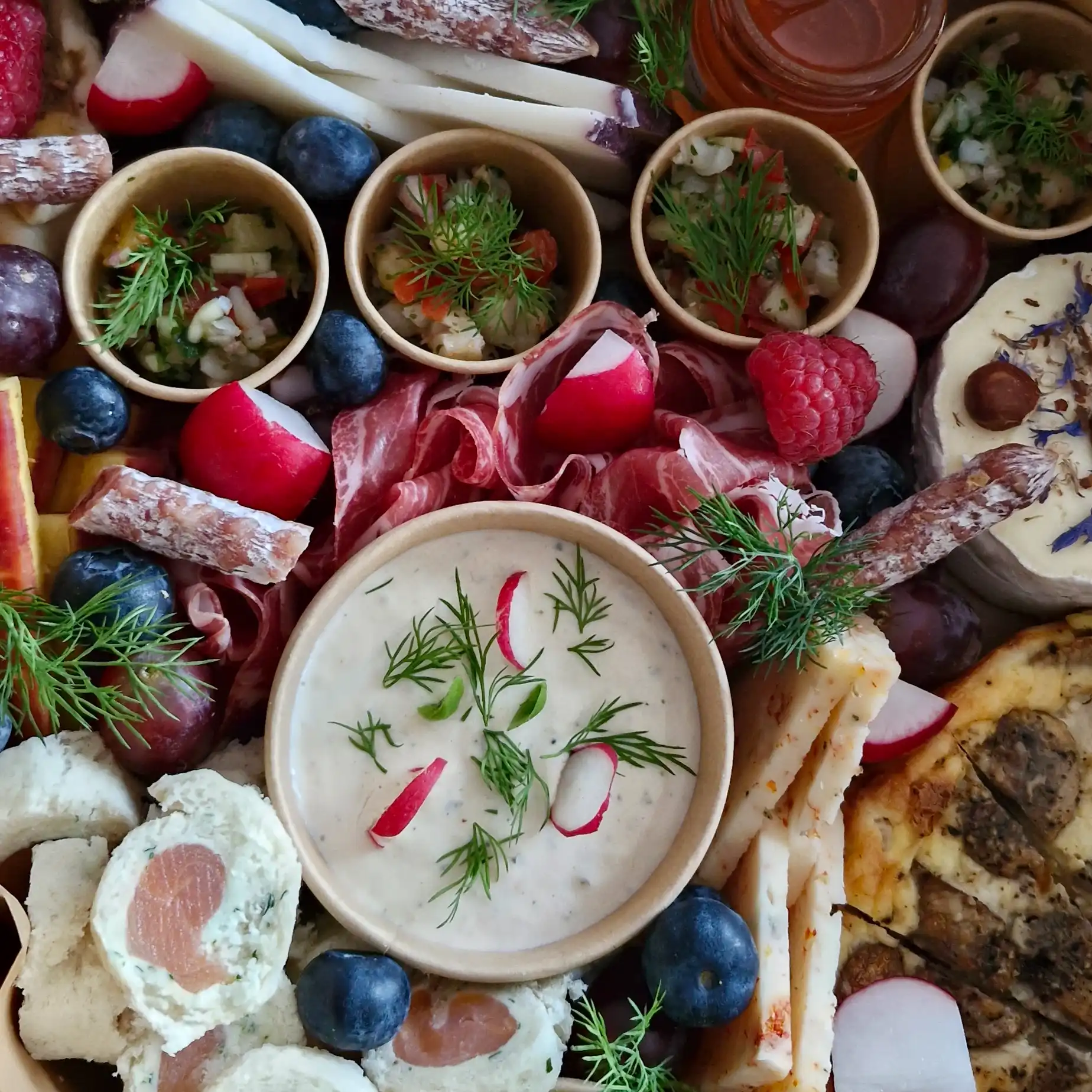 <p>Le Tablô se compose de:</p><p></p><ul><li>Mousse de saumon</li><li>Mousse de canard au pain d'épices</li><li>Burrata à la truffe</li><li>Quiche festive</li><li>Verrines de la mer sucrées/salées</li><li>Le fameux "brie truffé"</li><li>Fromage ibérique</li><li>Coppa/mini saucisson </li><li>Fruits et légumes colorés</li><li>Pain baguette et brioche</li></ul><p></p>