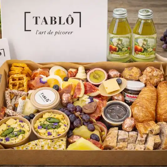 <p>Composé de *</p><ul><li>Galette de patates douces, crème de citron, saumon</li><li>Fromage</li><li>Charcuterie</li><li>Oeufs brouillés/oeufs durs</li><li>Gourmandises sucrées</li><li>Fruits de saison</li><li>Crêpes</li><li>pâte a tartiner/confiture</li><li>Pain</li><li>Jus de pomme artisanal</li></ul><p></p><p>Pour toute commande de 15 personnes ou +, une bouteille de bulles vous sera offerte!</p>